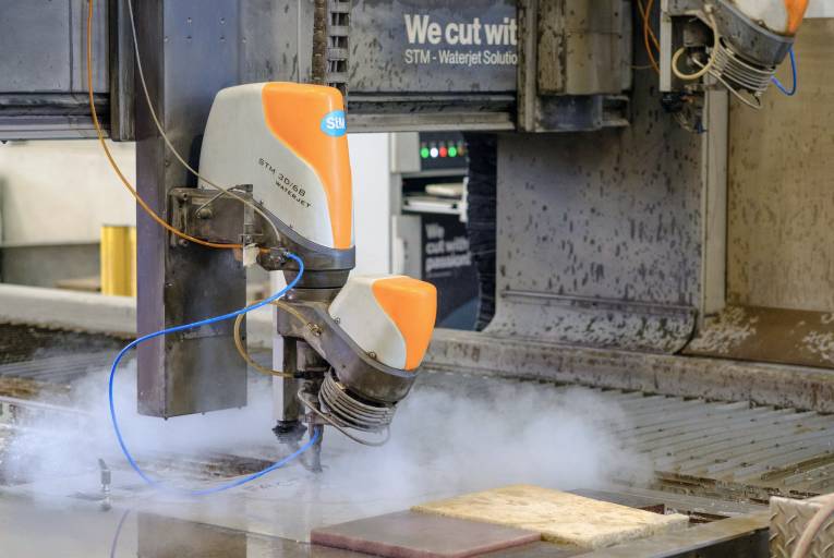 Mit der neuen STM-Wasserstrahlschneidanlage verfügt Eisen Neumüller über die nötige Flexibilität, die vielfältigen Kundenanforderungen in höchster Qualität zu erfüllen. (Bild: Wolfgang Simlinger)