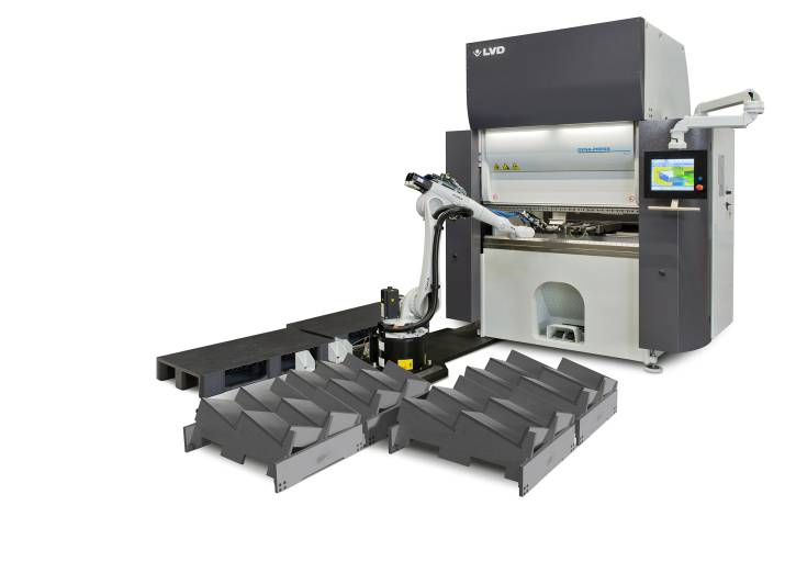 Dyna-Cell kombiniert die Dyna-Press Abkantpresse mit einem Kuka-Industrieroboter. 