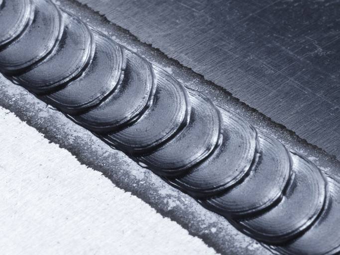 Überlappnaht: 3 mm Aluminium, Zusatzdraht: AlSi5 1,2 mm, Anzahl von CMT-Zyklen: 18, Pausenzeit: 0,16 s, Schweißgeschwindigkeit: 50 cm/min, Drahtfördergeschwindigkeit in der CMT Prozessphase: 7,7 m/min, mittlere Drahtfördergeschwindigkeit: 6,1 m/min. Hinweis: Der Mittelwert ist geringer als der Einstellwert. 