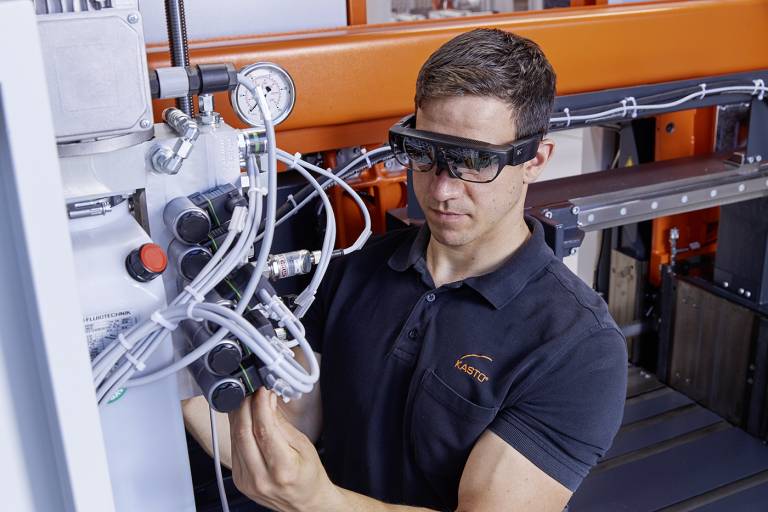 Die virtuelle Hilfestellung über Smart Glasses beschleunigt die Behebung von Störungen sowie Instandhaltungsarbeiten.