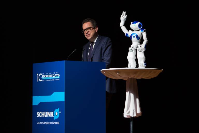 Henrik A. Schunk eröffnete gemeinsam mit NAO die zehnten Schunk Expert Days on Service Robotics. Der humanoide Roboter gab dem oft verwendeten Begriff Big Data ein Gesicht und wurde damit zur thematischen Leitfigur der Expertentage.