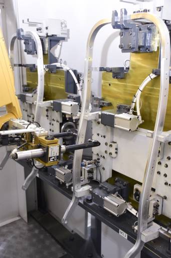 Unter Verwendung von in der Konzernmutter hergestellten Aluminium-Stranggussprofilen produziert die Alu Menziken Euromotive GmbH unter anderem Strukturen für Passagiersitze in Flugzeugen. Deren bis zu 120 Bohrungen werden in einer Roboterzelle von Weldstone entgratet.