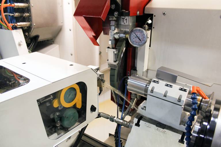 Die Studer S41 mit integrierter Abrichttechnologie WireDress® erlaubt das Abrichten von metallgebundenen Diamant-und CBN-Schleifscheiben direkt in der Schleifmaschine. 