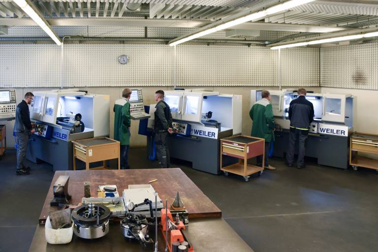 Im Technikzentrum des WIFI Klagenfurt erfolgt an 14 zyklusgesteuerten Präzisionsdrehmaschinen E30 von Weiler eine solide Ausbildung in zerspanenden Berufen.