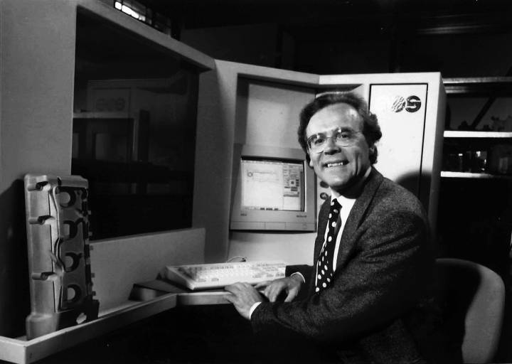 1989 gründet Dr. Hans J. Langer das Unternehmen EOS – Electro Optical Systems. (Bild: EOS). 

