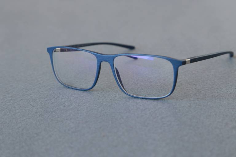 Fertig montiert und mit Gläsern versehen bestechen SLS-gefertigte Brillen durch matten Glanz und feine Oberflächenstruktur.