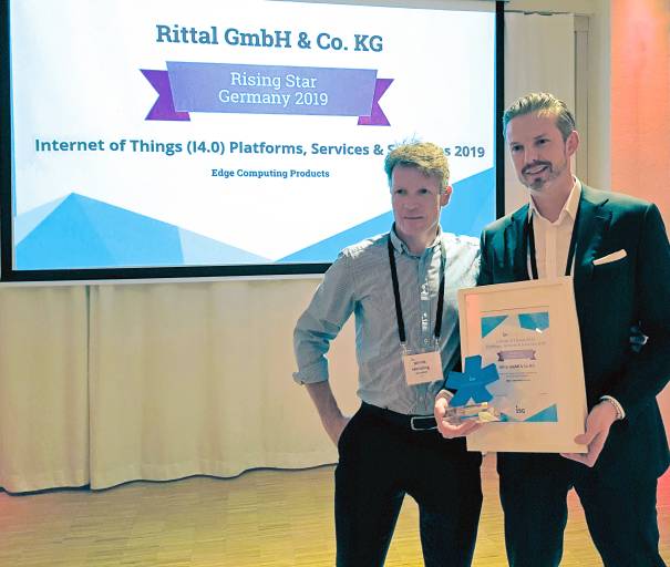 V.l.: Dr. Henning Dransfeld, Principal Advisor von ISG überreicht Radek Stolar, Director Business Development & Strategy IT Global bei Rittal, den ISG „Rising Star” Award in der Kategorie Edge Computing.