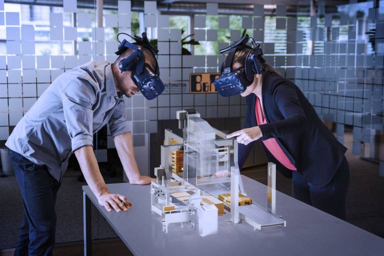 Mit VR- und AR-Brillen kann sich der Entwickler mit dem simulierten Maschinenmodell explizit befassen, ohne durch die Umgebung abgelenkt zu werden.