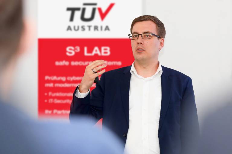 Hendrik Dettmer, IoT-Experte bei TÜV Austria, erinnert im Gespräch mit x-technik AUTOMATION daran, dass wer in vernetzten Produktionsnetzwerken Safety will auch die Security im Auge zu behalten hat. 