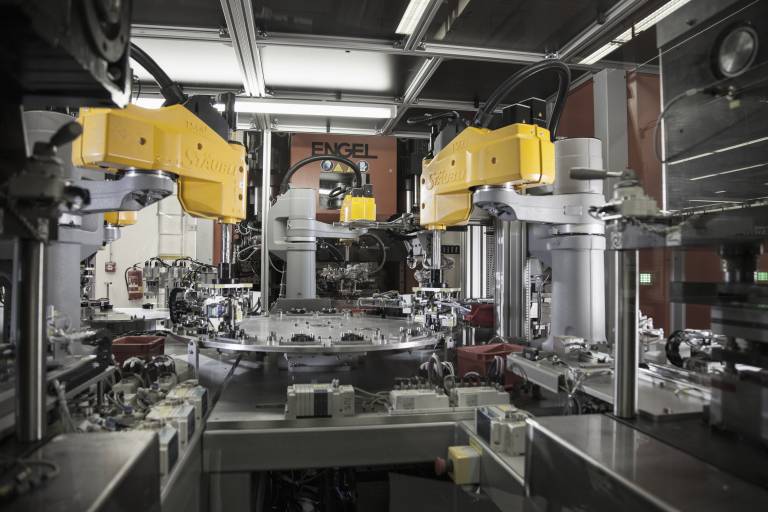 Vier SCARA-Roboter von Stäubli übernehmen das komplette Handling von Einlege- und Fertigteilen: Von der Metallbearbeitung über den Spritzguss und die Qualitätskontrolle bis zum Austakten. 