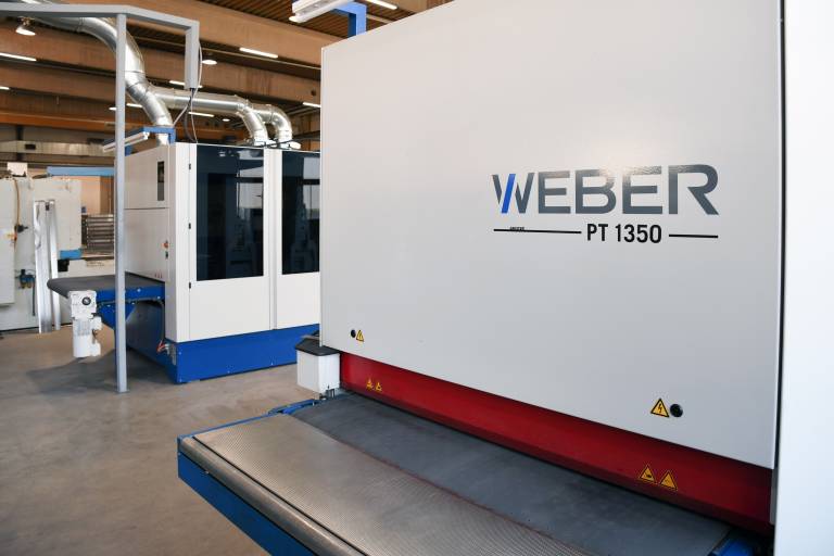 Um ein Topfinish der Blechteile sicherzustellen und dabei Materialverschleppungen auszuschließen, arbeitet Seiwald Blechform mit zwei Schleif- und Entgratmaschinen Weber PT 1350.