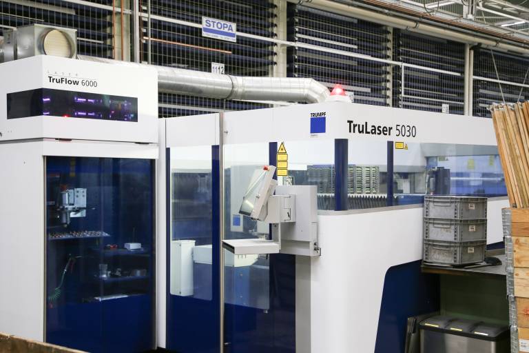 Die sechs TruLaser 5030 Laserschneidmaschinen werken hochproduktiv und erzeugen exzellenten Qualität zu minimalen Teilekosten. (Bilder: x-technik)