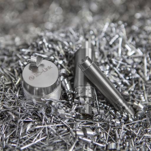 Die robusten, induktiven Sensoren im Edelstahlgehäuse ignorieren bei der Detektion von Werkstücken oder Bauteilen in der Metallverarbeitung die Späne.