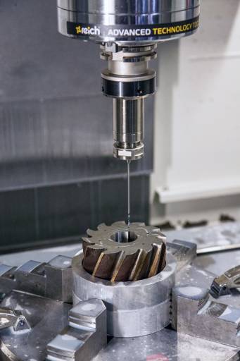 Im Bereich Bohrungsbearbeitung bietet reich Tools mit Iwata Tool speziell für die Hartbearbeitung bis 75 HRC Bohrwerkzeuge im Bereich von 20xD bis 30xD.