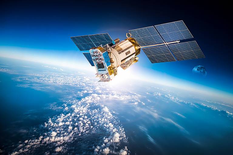 Für die mit Gewinden versehenden Bauteile von Satelliten bringen die thermischen und mechanischen Herausforderungen besondere Anforderungen an die Werkstoffauswahl mit sich.