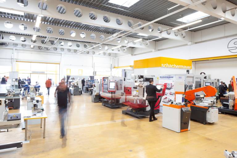 Maschinenpräsentationen namhafter Hersteller, spezielle Messeaktionen sowie ein Fachvortrag über Abkanttechnologie erwarten die Besucher der Hausmesse in der Linzer Zentrale.