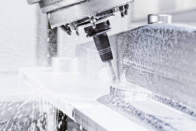Bei der Cool-flow-Technologie wird der Kühlmittelstrahl durch den schlanken Präzisionswerkzeughalter hindurch unmittelbar ans Werkzeug geleitet. 