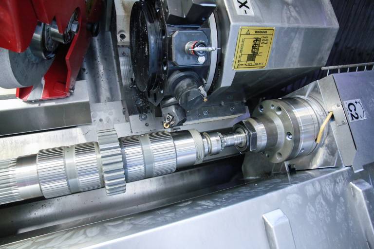Bei ZF Steyr hat man die Vorbearbeitung einer Antriebswelle von Schleifen auf Hartdrehen umgestellt. Möglich war dies durch die hohe Performance des neuen HFT-CBN-Systems von Sumitomo.