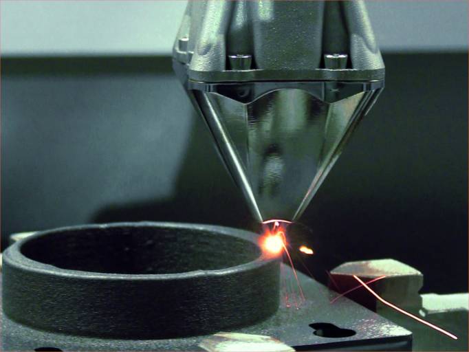 Fokussierte Wärmeenergie, die von einer Laserquelle erzeugt wird, verschmilzt Pulvermetall, das im Brennpunkt des Laserstrahls gesprüht wird.
