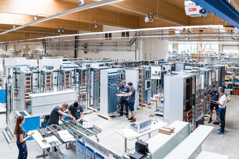 Mit einem Investitionsvolumen von 11,5 Millionen Euro errichtete die PMS Elektro- und Automationstechnik GmbH in St. Stefan im Lavanttal die modernste Schaltanlagenfertigung Österreichs.
(Alle Bilder, wenn nicht anders angegeben: PMS/Rene Knabl)