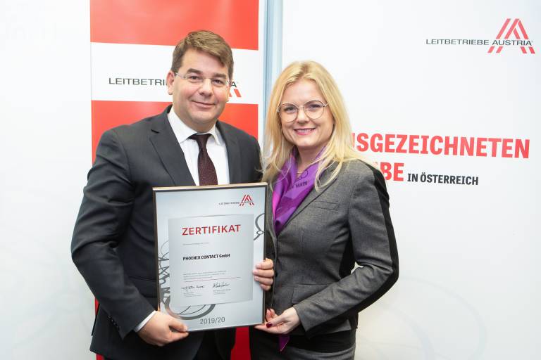 Geschäftsführer Thomas Lutzky nahm die Auszeichnung von Leitbetriebe Austria-Geschäftsführerin Monica Rintersbacher entgegen.