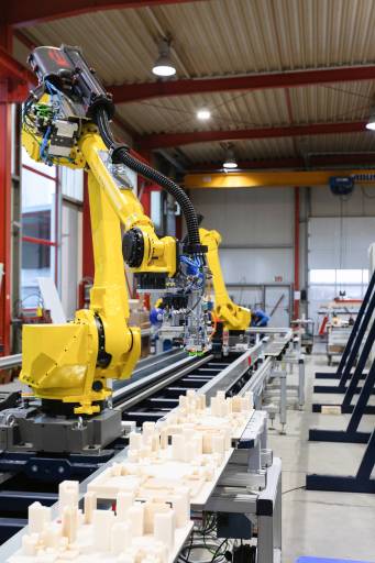 Die gesamte Kommissionierarbeit bei der Bereitstellung für die Montage übernehmen zwei M-710iC 45 kg-Roboter von Fanuc, die sich eine 13 Meter lange Linearachse teilen.
