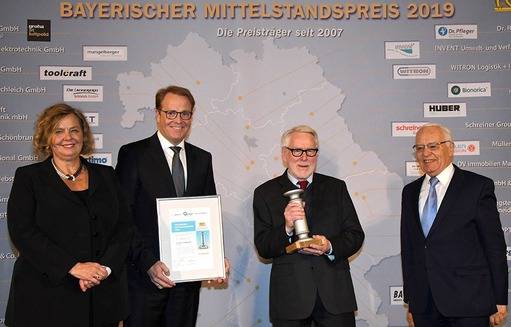 Vorstandvorsitzender Arne Dehn und Firmengründer Wilhem Stemmer nehmen den Bayerischen Mittelstandpreis entgegen.