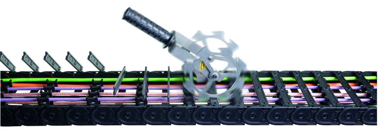 Die Schnellöffner vonTsubaki Kabelschlepp – im Bild EasyTrax – ermöglichen eine Effizienzsteigerung für Monteure und Elektrotechniker.
