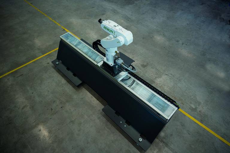 Sieben Achsen, ungezählte Möglichkeiten: Der Gelenkarm-Roboter RA605 von Hiwin mit einer Linearmotorachse HT-L als 7. Achse.