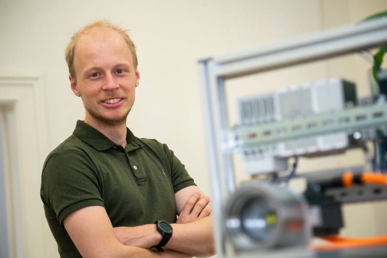 Philipp Eisele hat am Institut für Fertigungstechnik der TU Graz Smart Gear entwickelt, ein innovatives und mittlerweile patentiertes Getriebe für Industrieroboter, Hebe- und Positioniereinrichtungen. (Bild: Frankl – TU Graz)
