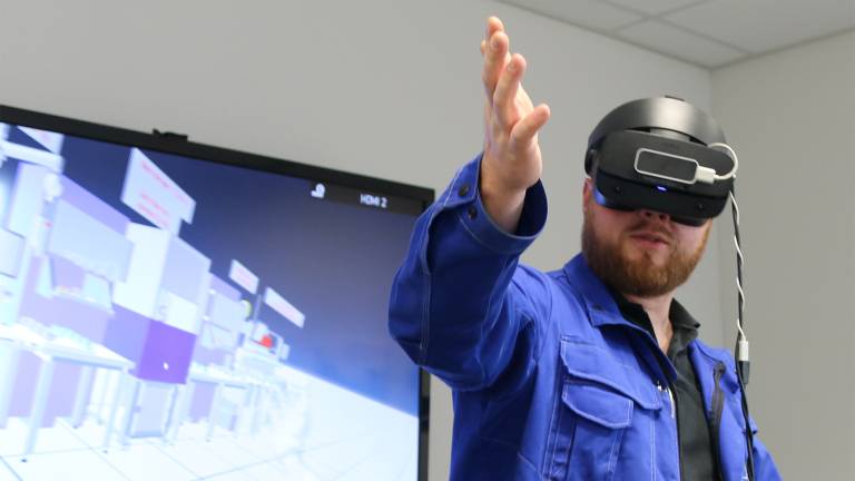 Marc Schneider, Teamleiter in der STÖBER Getriebemontage bei der Simulation der neuen Produktionslinie via Virtual Reality. 