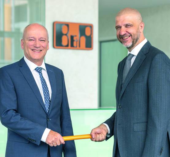 Peter Gucher (links) geht nach 34 Jahren bei B&R in den wohlverdienten Ruhestand und übergibt seine Position als Vertriebs-Geschäftsführer an Luca Galluzzi.