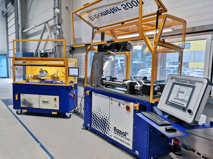 Seit Juli 2019 sind ein Tribometer (re.) und eine Laborbeölungsanlage von Raziol im Werkzeugmaschinenlabor WZL der RWTH Aachen University im Einsatz. (Bild: Raziol)