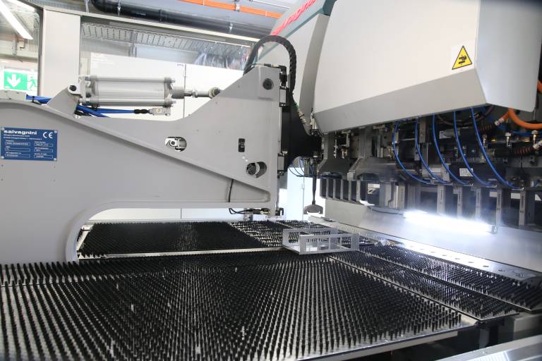 Seit Juli letzten Jahres fertigt AKE auf dem Salvagnini-Biegezentrum P1 hochpräzise Teile überaus schnell und effizient. (Bilder: x-technik)