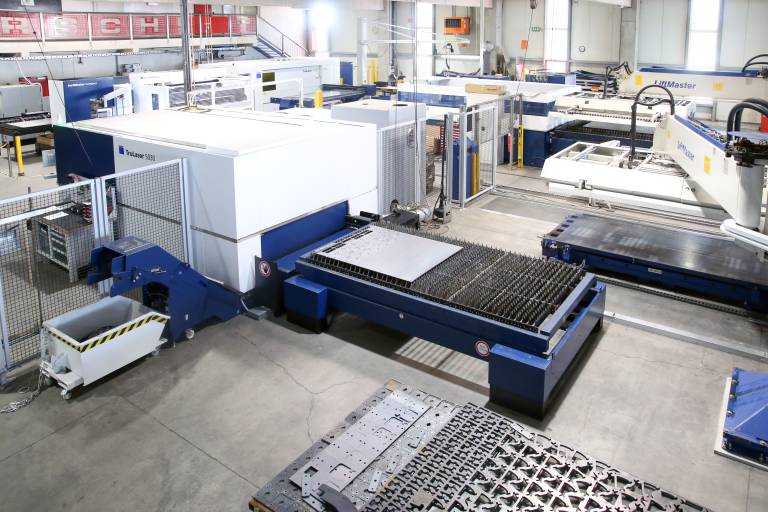 Im Juni hat Terschl seinen Maschinenpark um eine Faserlaserschneidmaschine und eine Stanzmaschine (im Hintergrund) von Trumpf erweitert. (Bilder: x-technik)