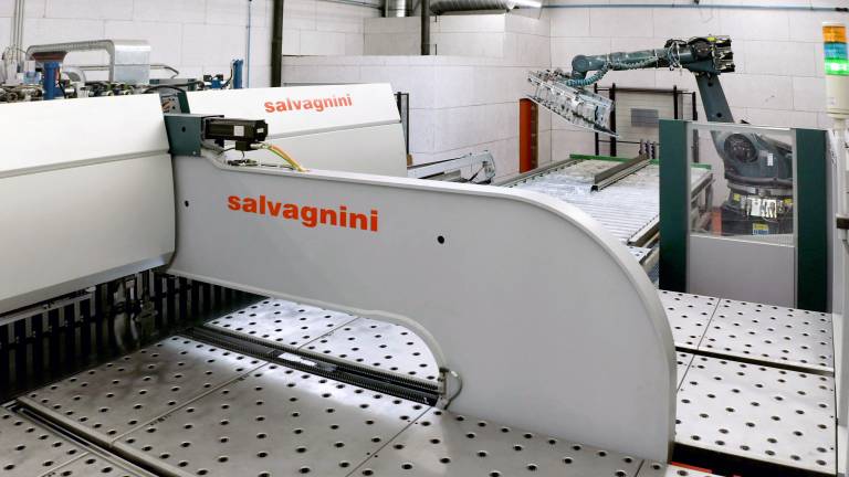 Im Vergleich zu vorher ist die Produktionskapazität von Steurer Systems dank der Produktionslinie S4+P4 von Salvagnini rund 70 % höher, und dies bei etwa 30 % schnelleren Durchlaufzeiten. 