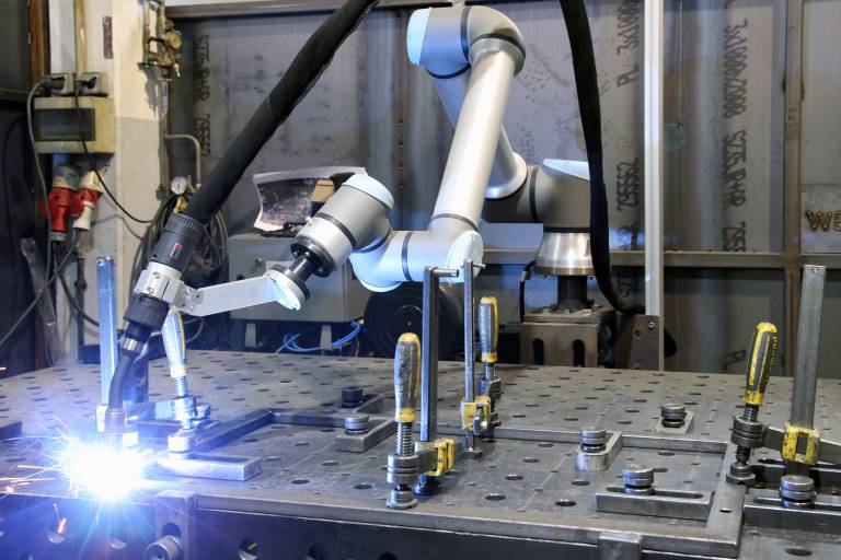 Bei der Stefan Ritzer GmbH ist mithilfe der Cobot-Komplettlösung von Abicor Binzel und Universal Robots der Einstieg in das automatisierte Schweißen erfolgreich gelungen. (Bilder: x-technik)
