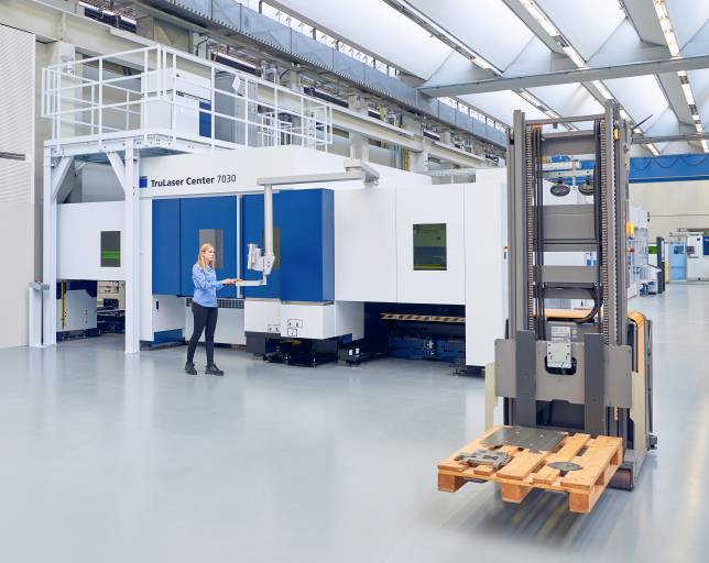 In der Smart Factory von Trumpf transportieren die Flurförderzeuge von Jungheinrich fahrerlos Teile auf Europaletten zu den verschiedenen Maschinen. (Bild: Trumpf)
