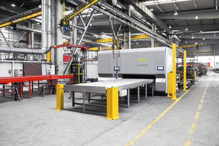 Die Liebherr-Hydraulikbagger GmbH setzt im Stahlbau auf die Präzision und Wirtschaftlichkeit der Peak Performer-Teilerichtmaschine von Kohler. (Bilder: Kohler)
