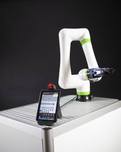 Um die Zusammenarbeit zwischen Mensch und Maschine zu vereinfachen, verfügt der CRX-10iA über ein Tablet als Programmiergerät. Dessen neue Benutzeroberfläche ermöglicht eine intuitive Bedienung und eignet sich auch für Bediener mit wenig Erfahrung in der Roboterprogrammierung.
