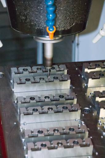 Hartbearbeitung von Werkzeugeinsätzen auf der fünfachsigen Makino D 500, die Bestandteil der Fertigungszelle ist. Auf dieser Maschine fanden auch die Testreihen zum Fräsen der Düsensitze statt.