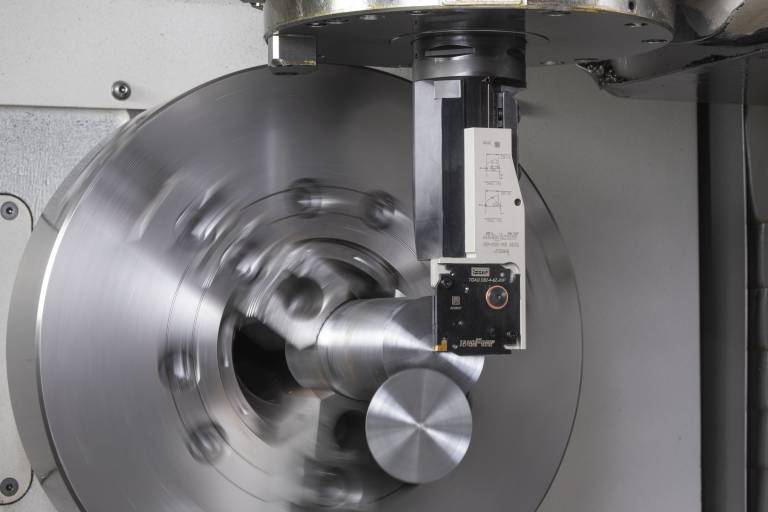 Den Werkzeughalter LOGIQ F GRIP Y AXIS hat Iscar speziell für den Einsatz auf Bearbeitungszentren entwickelt. Damit lassen sich Stangen mit Durchmessern bis 82 mm mit Vorschubwerten bis zu 0,4 mm bearbeiten.