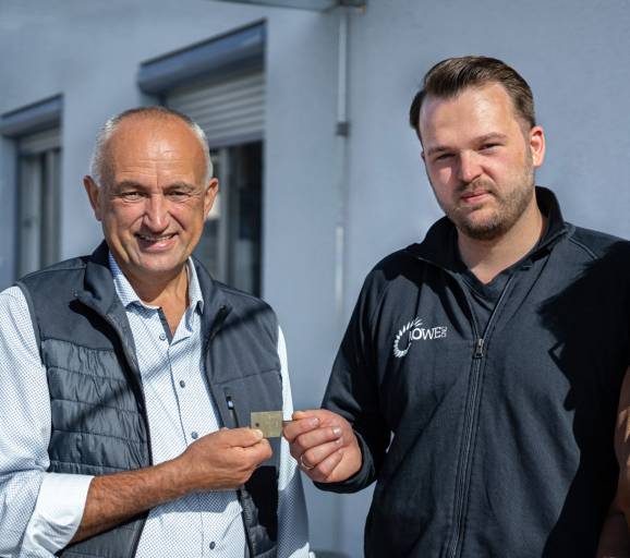 Bereits im August 2020 trat Paul Kobinger die Führung der Kowe CNC GmbH an und übernahm damit das Lebenswerk seines Vaters und Firmengründers Siegfried Kobencic. 