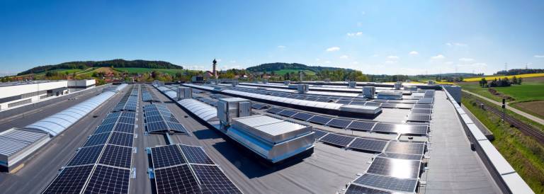 Fill setzt auf die Kraft der Sonne: Mit der neuen Photovoltaikanlage können nun 30 Prozent des gesamten Energiebedarfs mit Solarenergie abgedeckt werden.

Bildquelle: Fill Maschinenbau
