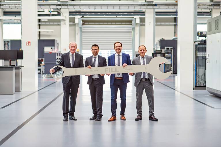 Symbolische Übergabe der Geschäftsführung: Andreas Fill (CEO), Alois Wiesinger (CTO), Günter Redhammer (COO), GF Wolfgang Rathner (von rechts).

© Fill Maschinenbau
