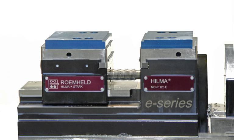 Als erster Spannmittelhersteller bringt Roemheld einen serienreifen elektromechanischen Schraubstock auf den Markt, mit dem ein automatisierter Spannbackenwechsel möglich ist.
Foto: Roemheld
