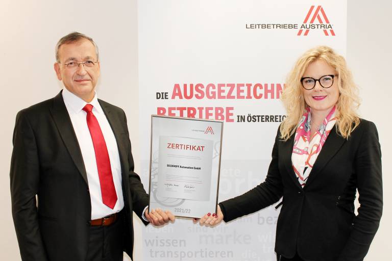 Walter Eichner (links), Business Development Manager Beckhoff Automation, Monica Rintersbacher, Geschäftsführerin Leitbetriebe Austria.