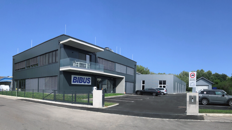 Das neue Gebäude der Bibus Austria GmbH beherbergt auch den wohl modernsten AM-Showroom Österreichs.