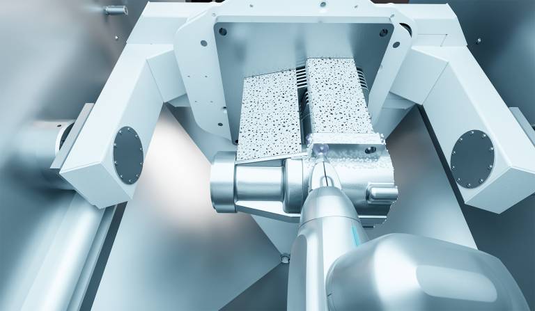 Automatisierte Oberflächenbehandlung mit Druckluft zur rückstandslosen Entpulverung. Die Blasdüse wird über Mehrachsenkinematik bewegt. (Bild: Solukon Maschinenbau GmbH)