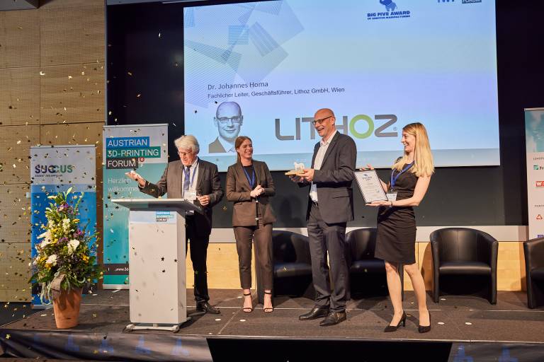 Professor  Andreas Gebhard und Dr. Julia Kessler von der IwF GmbH verliehen den Big Five Award am 15. Juni an Dr. Johannes Homa und seine Lithoz GmbH.